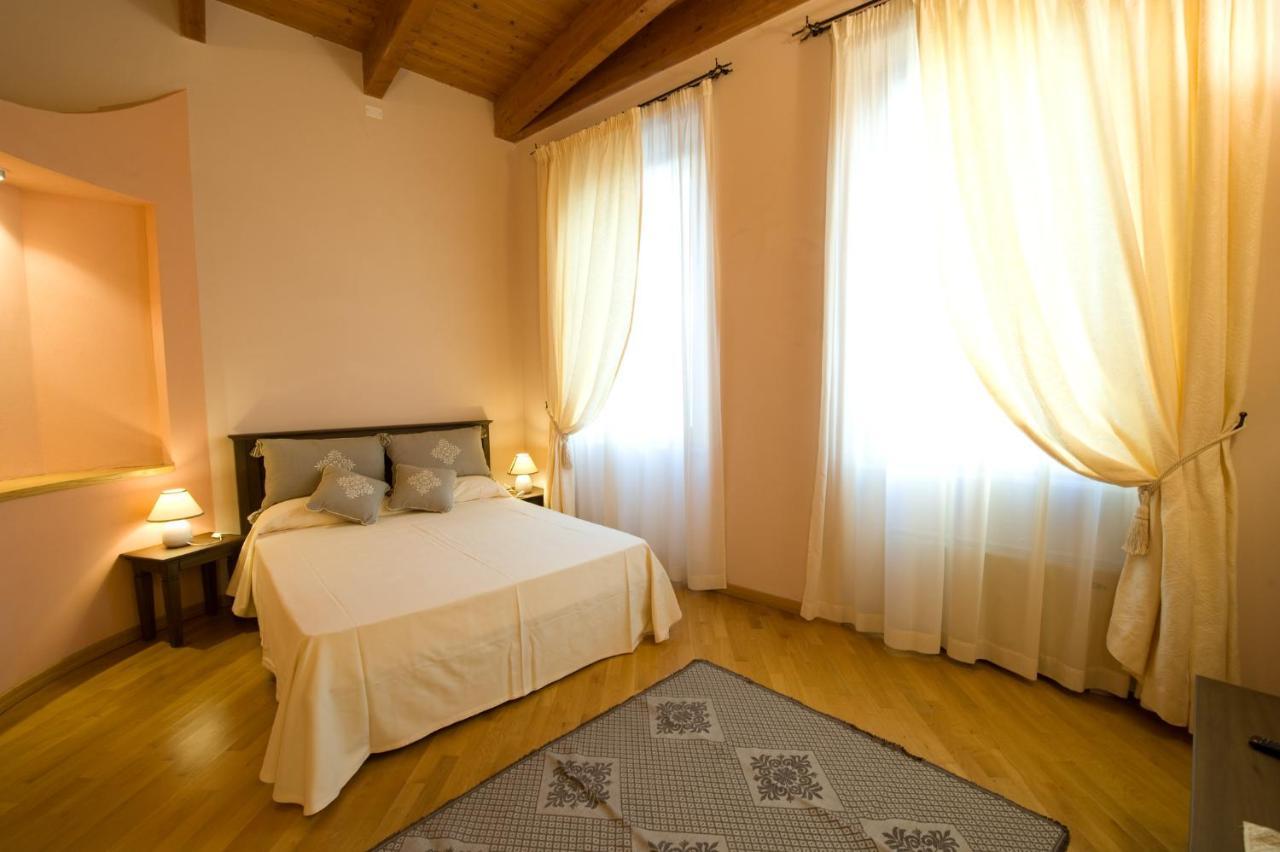 Piazza Azuni 18 Guest House サッサリ エクステリア 写真
